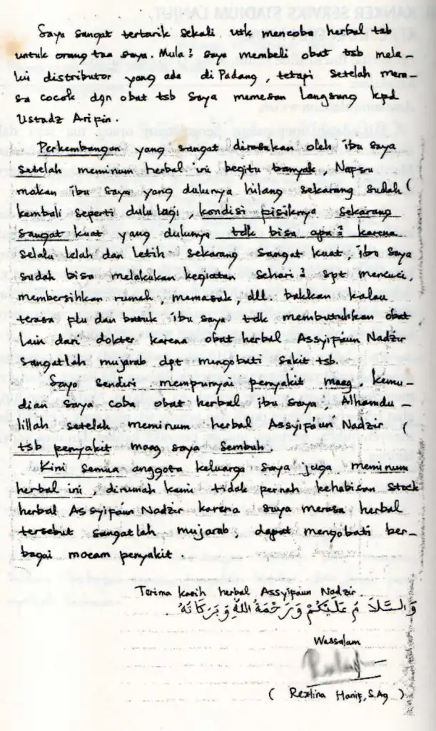 Foto keluarga mencoba herbal